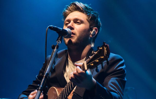 Niall Horan recibió el impacto de un teléfono móvil en pleno concierto