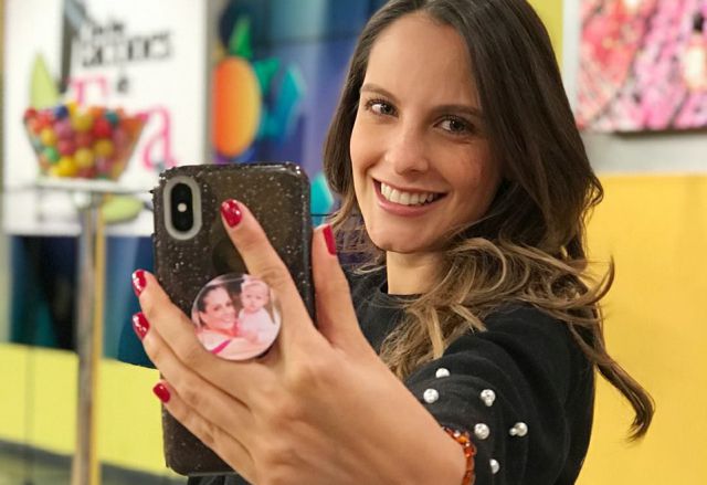 Laura Acuña muestra con orgullo la ecografía del pequeño Nicolás Laura Acuña muestra con orgullo la ecografía del pequeño Nicolás