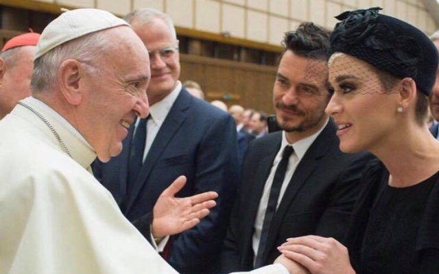 Katy Perry y Orlando Bloom reciben la bendición del Papa Francisco