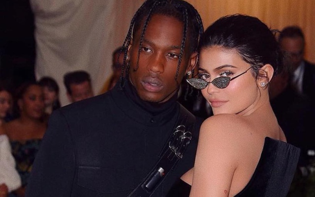 Suegra de Kylie Jenner pide prueba de paternidad