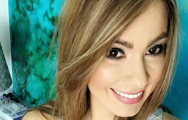 El diminuto traje de Esperanza Gómez junto a sus regalos