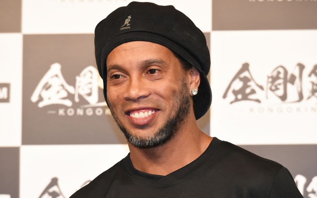 Ronaldinho se casará con sus dos novias a la vez