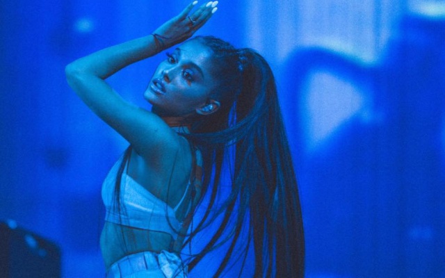 Ariana Grande está casi irreconocible sin su coleta en la portada de Vogue