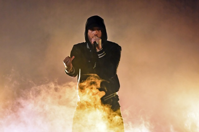Eminem asustó a su audiencia con sonidos de bala en vivo.