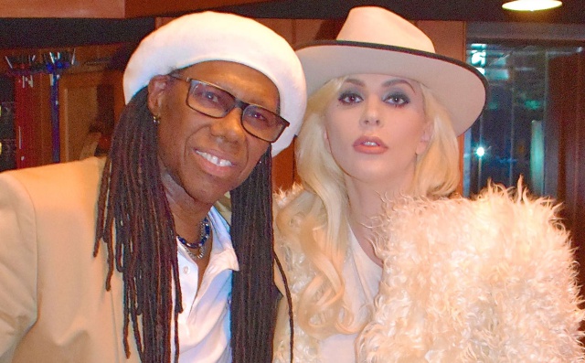 Esto cuesta la guitarra de oro que le regalaron a Lady Gaga