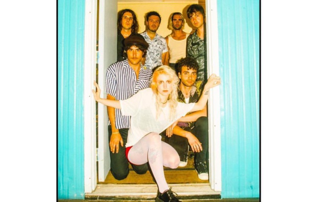Paramore lanzó el video de su canción “Caught In The Middle”