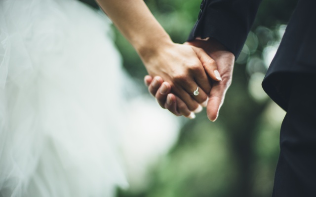 Hombre finge su muerte para pedirle matrimonio a su novia