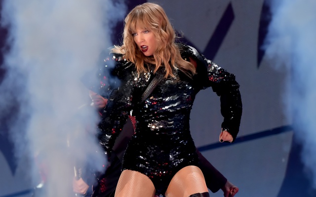 Taylor Swift se queda atrapada (de nuevo) sobre un escenario volador