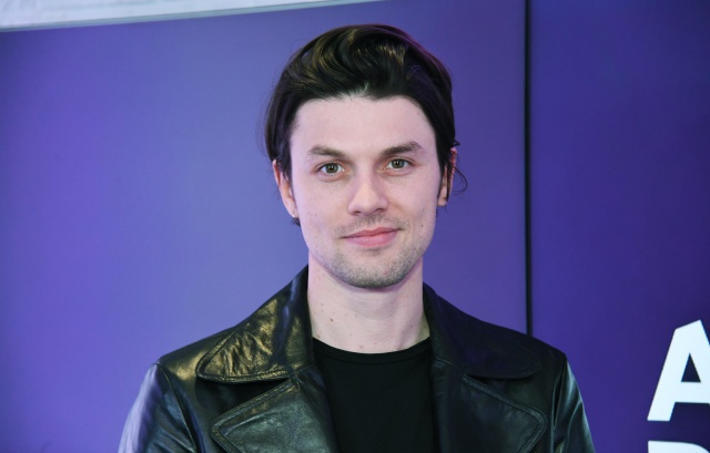 James Bay presenta el video para 'Just For Tonight.'