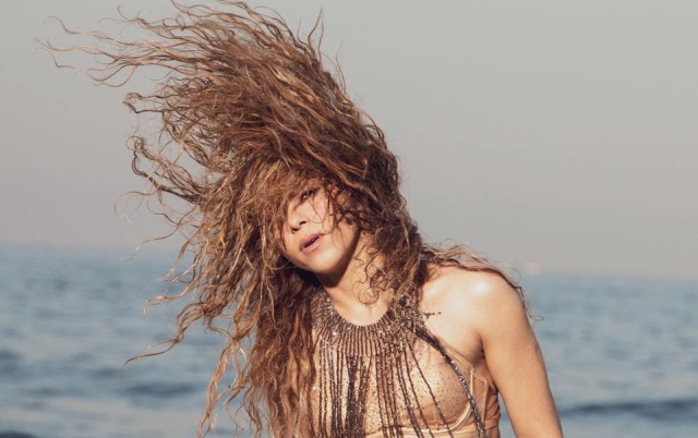 Shakira estrena video musical de su éxito “Clandestino”