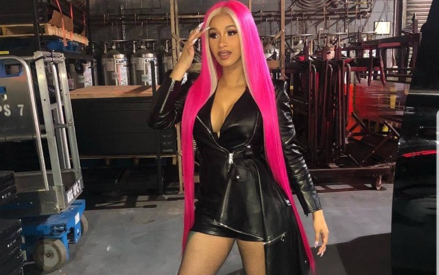 Cardi B presume de escultural figura seis semanas después de dar a luz