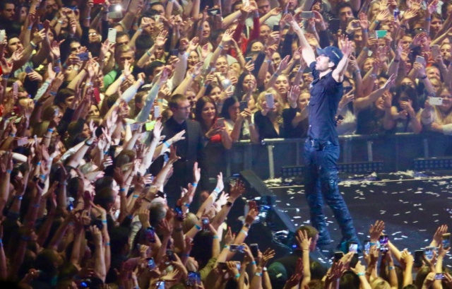 Enrique Iglesias besa a una fan en pleno concierto