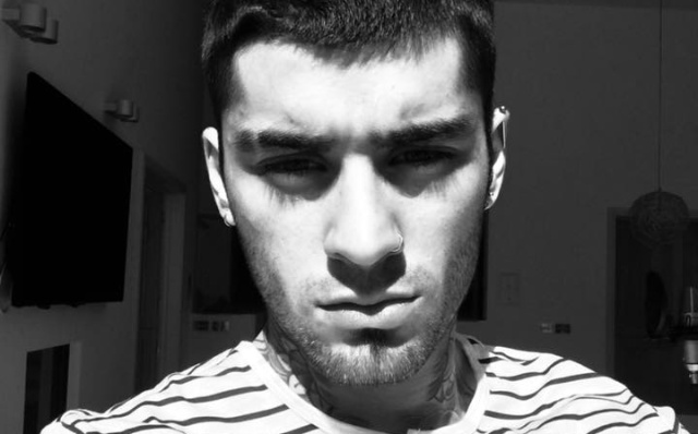 Zayn Malik se tatúa el lateral de la cabeza