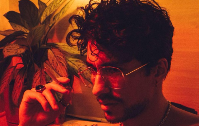 Andee Zeta lanza su carrera como solista con “Dime Lo Que Quieres”