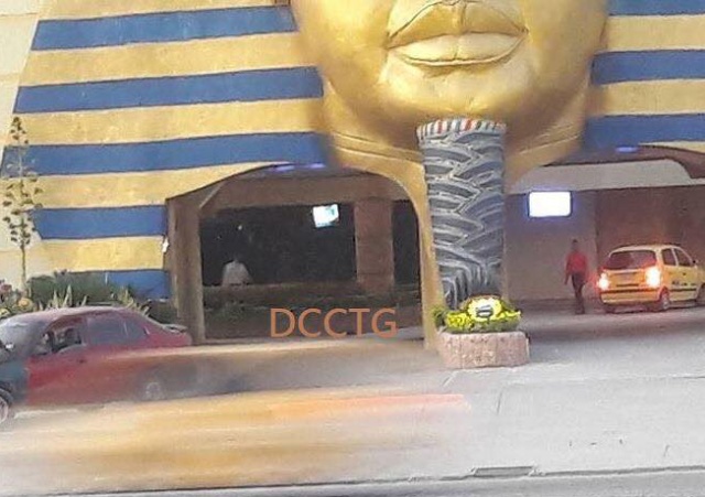 ¡Muy de malas! Iba saliendo de un motel y se quedó varado