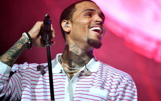 Chris Brown sigue bajo custodia tras ser acusado de violación