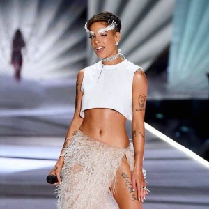 Halsey se alegra de haber vivido su propia crisis psicológica