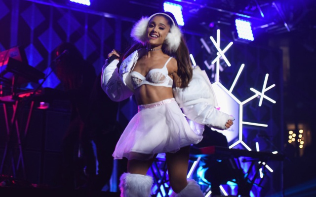 Ariana Grande recibe jugosa oferta por borrarle su tatuaje