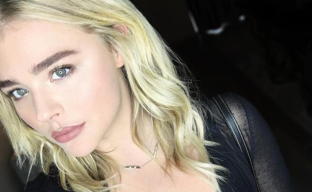 Ex de Brooklyn Beckham olvida al joven con una mujer