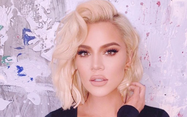 Khloé Kardashian regala un montón de ropa a una fan