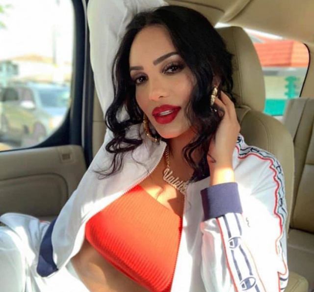 Por intentar ser sexy Andrea Valdiri se llevó tremendo golpe