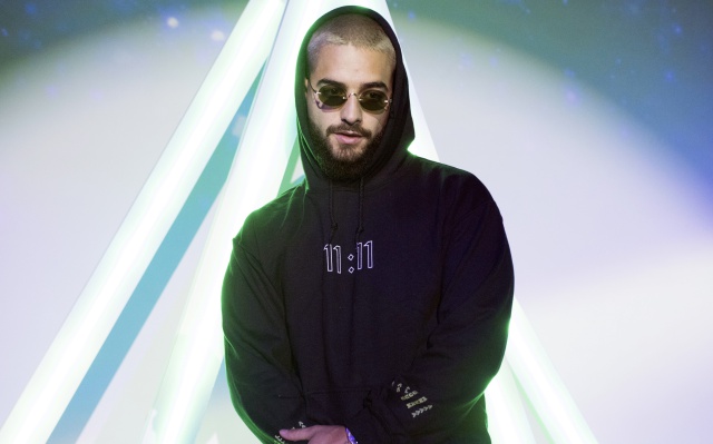 Maluma justifica el beso con su mamá