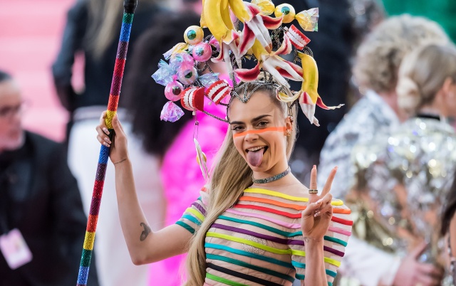 Cara Delevingne y Ashley Benson se compran un mueble sexual de lujo