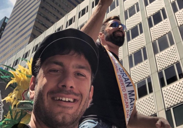 Ricky Martin y Jwan Yosef disfrutan del desfile del orgullo puertorriqueño en Nueva York