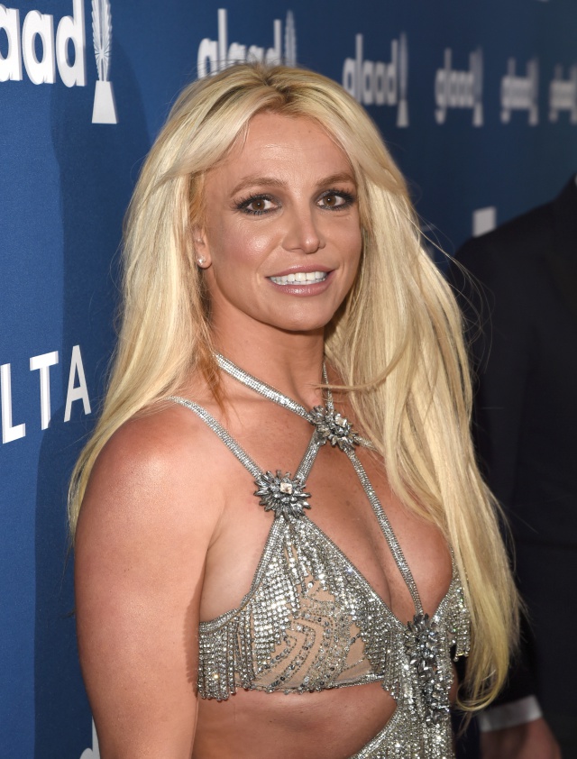 Britney Spears insinúa que los paparazzi la fotografían desde su peor ángulo