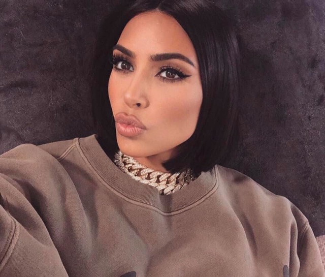 Kim Kardashian combate la psoriasis a golpe de maquillaje