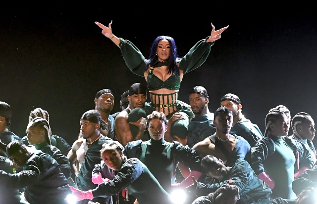 Cardi B reina en los BET Awards