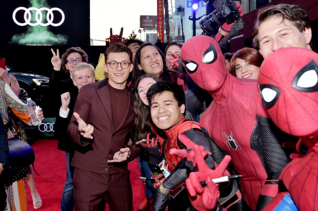 Tom Holland rescata a una fan en medio de una firma de autógrafos