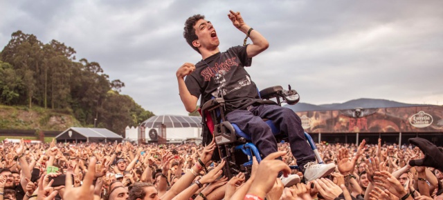 Joven metalero en silla de ruedas es viral en redes