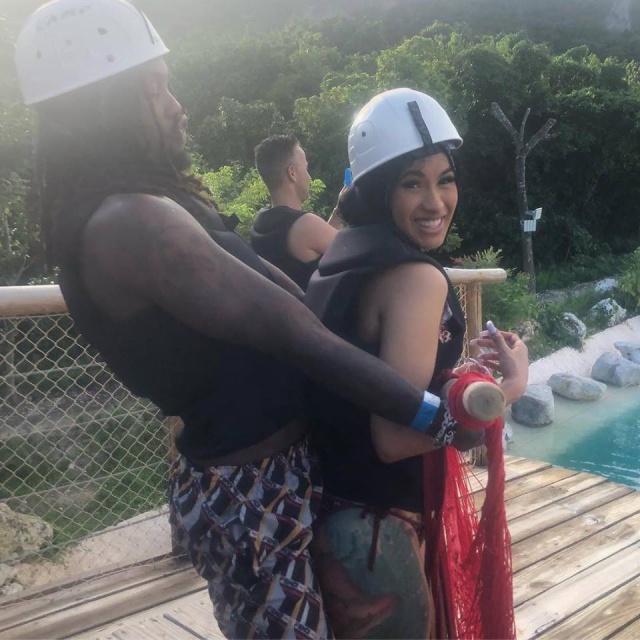 Cardi B se tatúa el nombre de su marido en el muslo