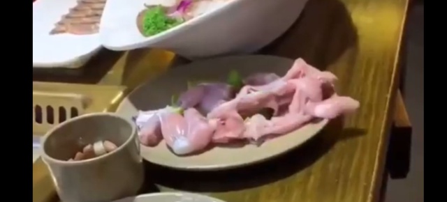 ¡IUG! Miren como esta carne cruda cobró vida de un momento a otro