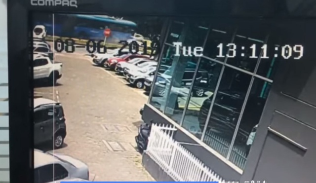 ¡No puede ser! Hombre dejó su nuevo carro en pérdida total sacándolo del concesionario