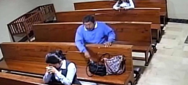 ¡Insólito! Hombre roba el celular de una mujer dentro de una iglesia antes de darse la bendición