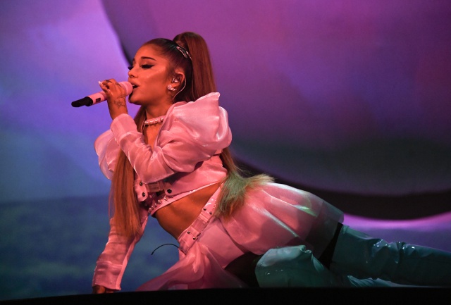 Ariana Grande rompe internet con una foto de su infancia