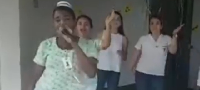 ¡No puede ser! enfermeras bailan “Con Altura” para promover la vacunación