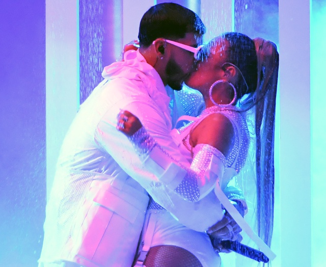 Anuel AA le da tremendo regalo de aniversario a Karol G