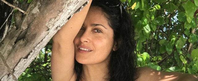 ¡Como el vino! Salma Hayek enamora con su tremendo cuerpazo