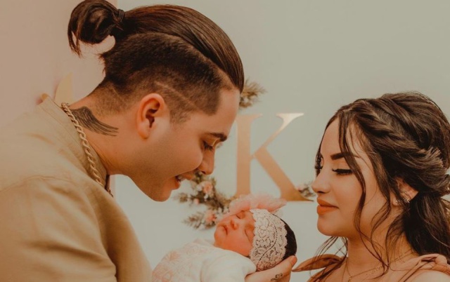 Reconocidos Youtubers son virales en redes sociales por mostrar el parto de su hija