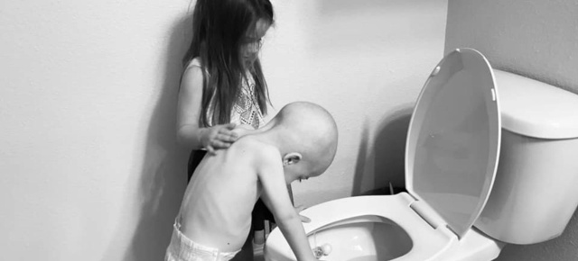 Niña consolando a su hermano con cáncer, se vuelve viral en redes