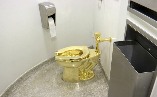 Roban inodoro de oro puro de palacio británico