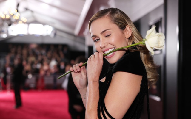 Miley Cyrus defiende su derecho a rehacer su vida amorosa