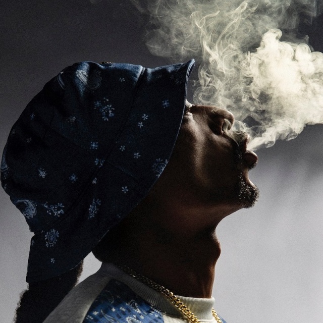 Snoop Dogg paga miles de dólares a un empleado para que le arme cigarros de marihuana