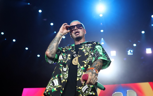 Kylie Jenner estuvo presente en concierto de J Balvin