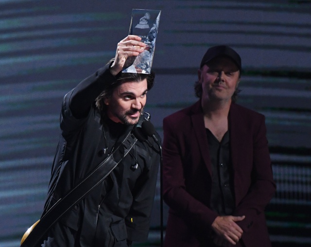 Lars Ulrich sorprende a Juanes en los Latin GRAMMY 2019
