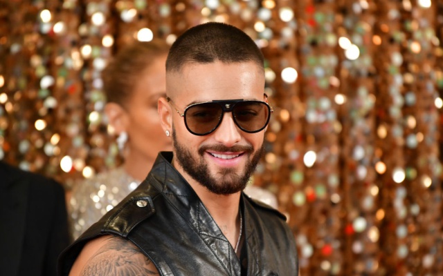 Maluma recibe la navidad ligero de ropa