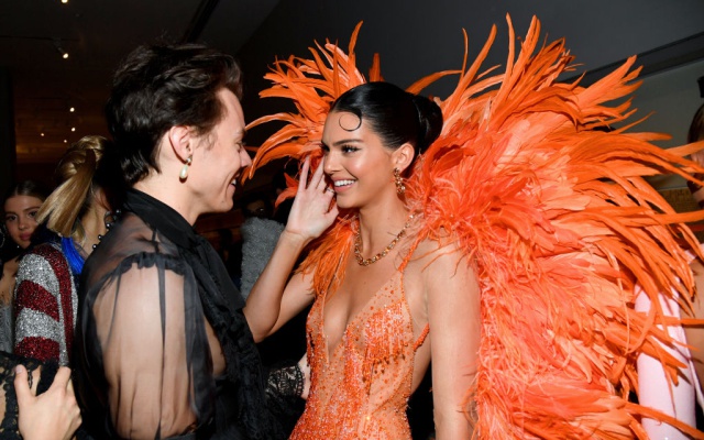 Harry Styles comió esperma de pescado para evadir pregunta de Kendall Jenner